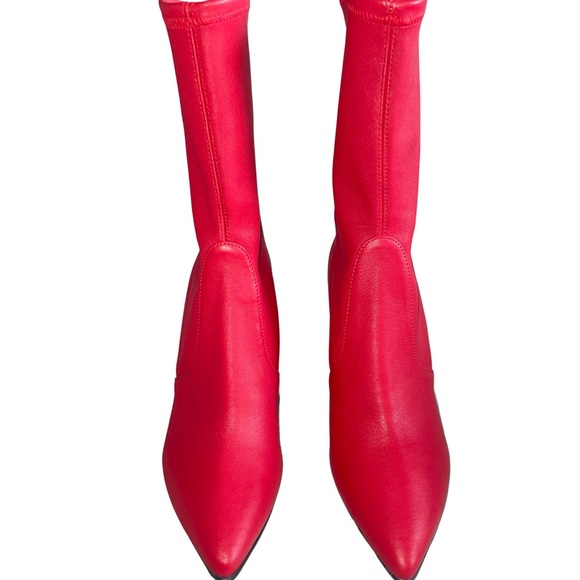 Authentic Stuart Weitzman heeled ankle boot with pointed toe in red leather. - Picture 3 of 8
